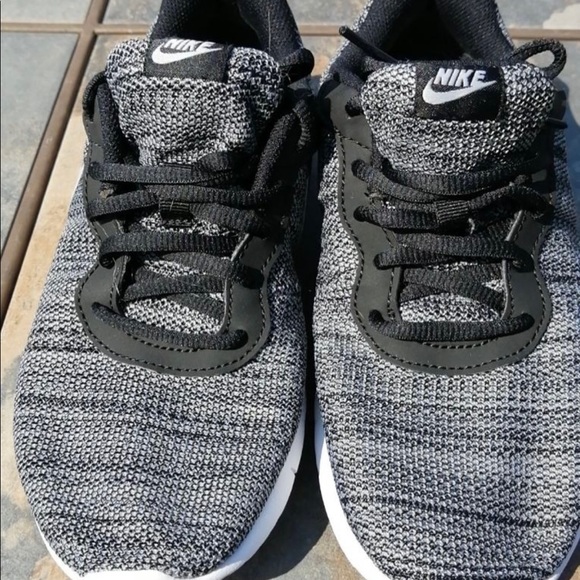 Nike Tanjun boys 5.5 great used condition no box - Picture 2 of 3